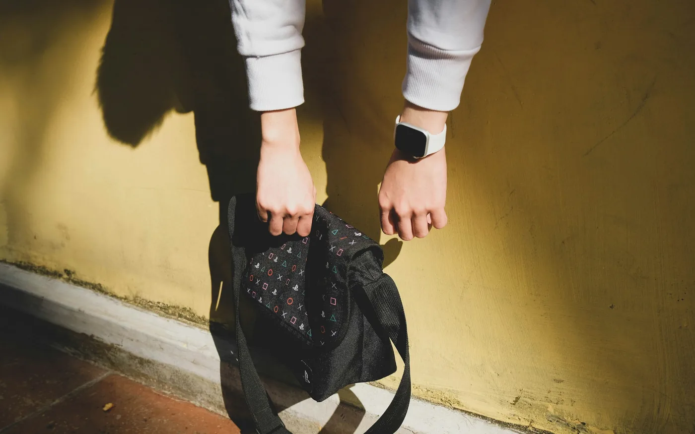 A heavy bag on one shoulder loads exactly the wrong structures