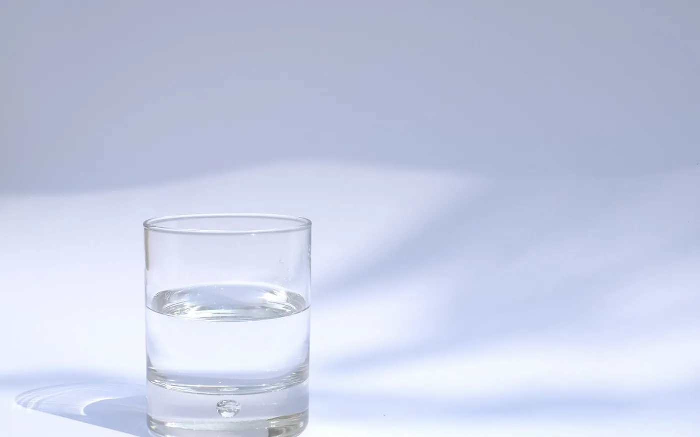 A glass of water, part of the routine changes that reduce migraine frequency