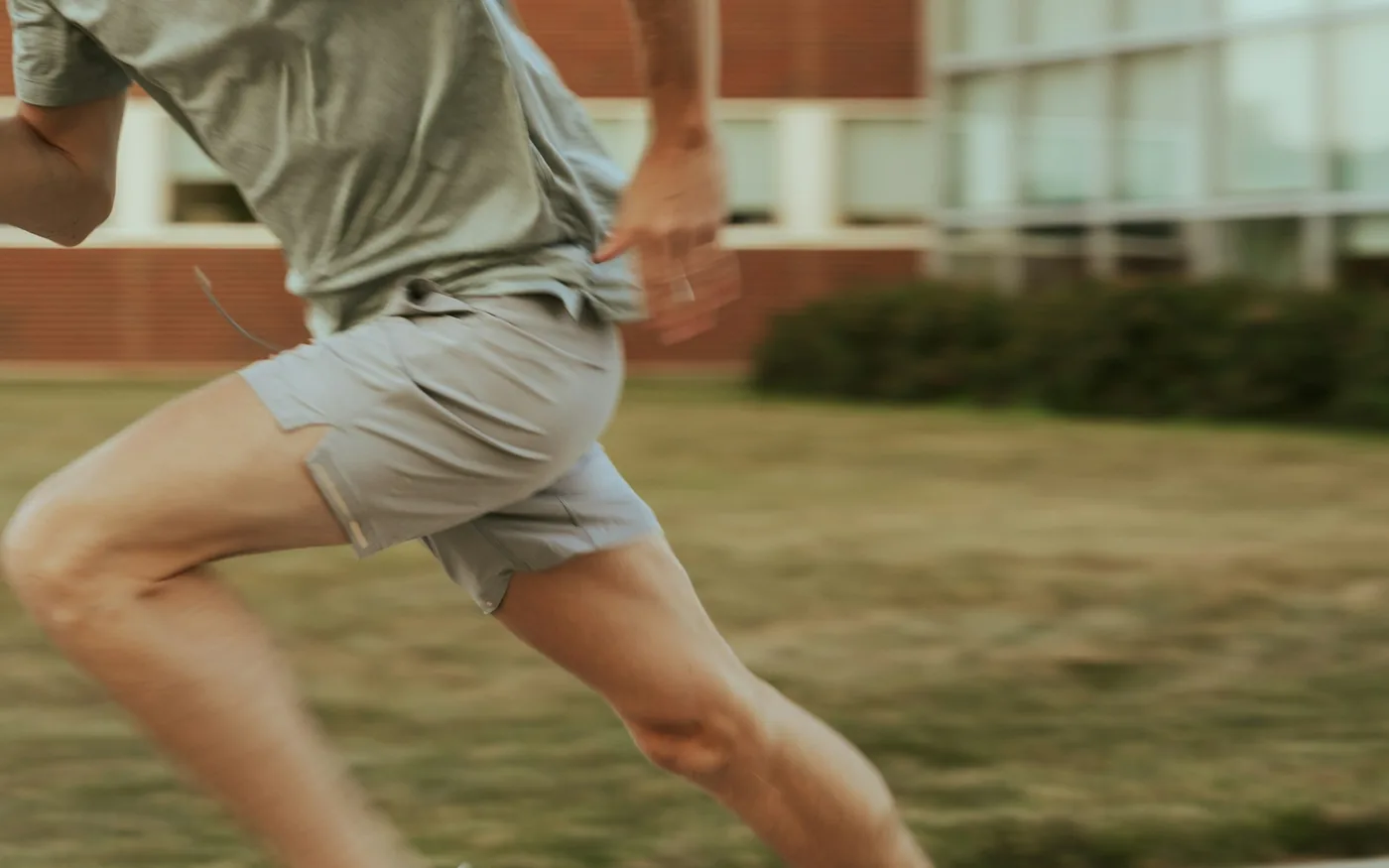 IT band syndrome causes pain on the outside of the knee, not around the kneecap