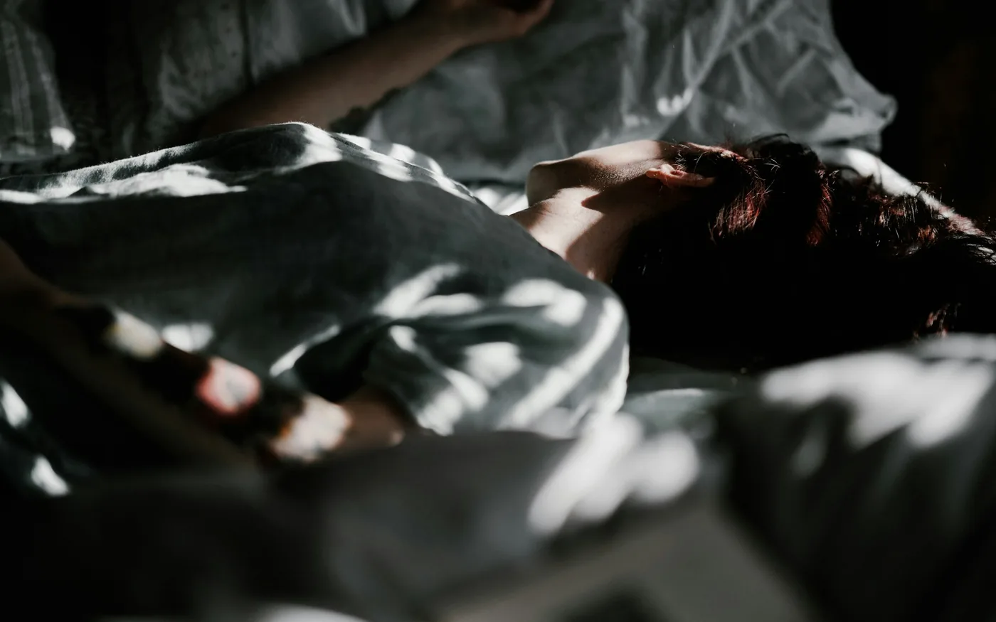 Lying on the painful side at night is the most recognisable symptom