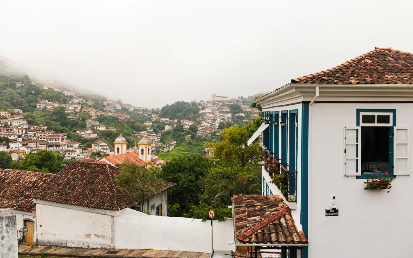 Narrow historic streets and a single main route off the neck