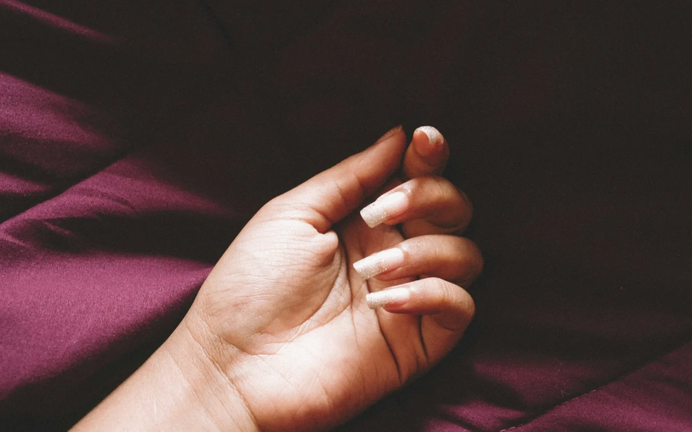 Waking at night needing to shake the hand out is the classic symptom