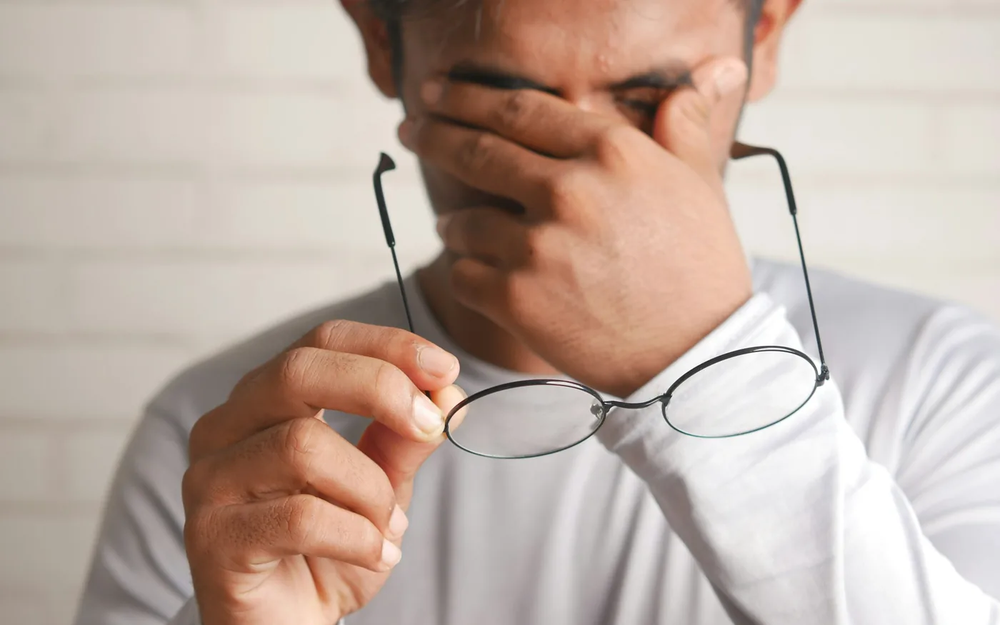 Pressure across the cheeks, forehead and bridge of the nose