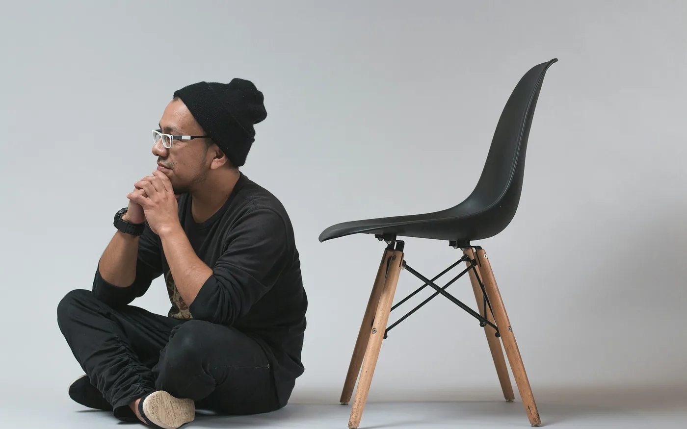 Aching after long periods sitting with the knee bent is characteristic