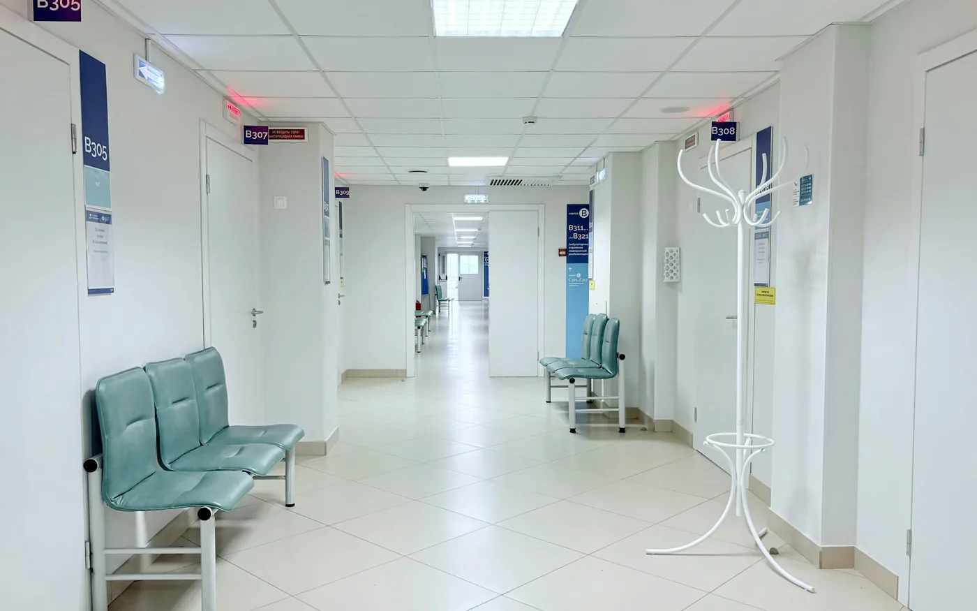 A small single-practitioner treatment room