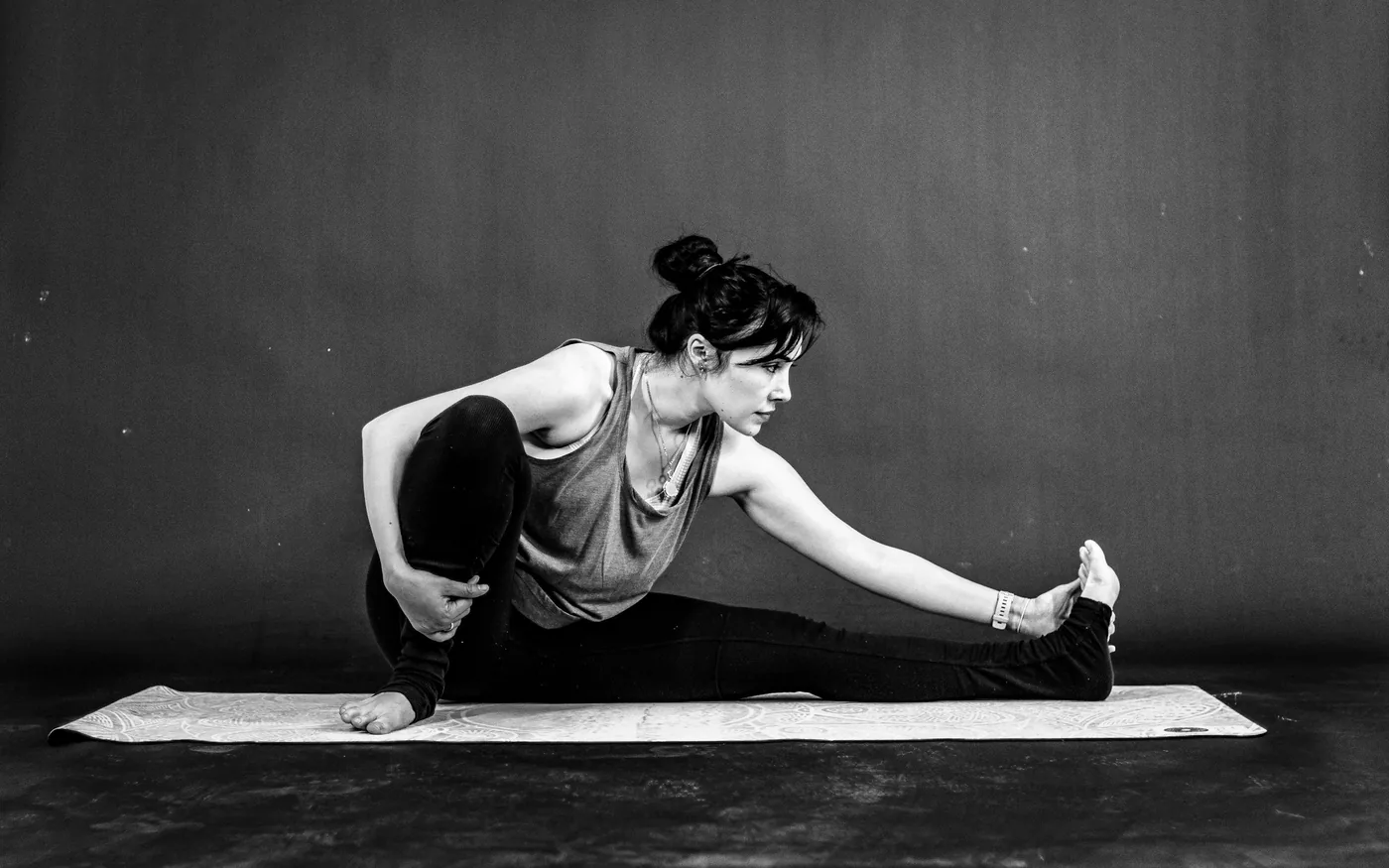 Aggressive hamstring stretching compresses the tendon and provokes it