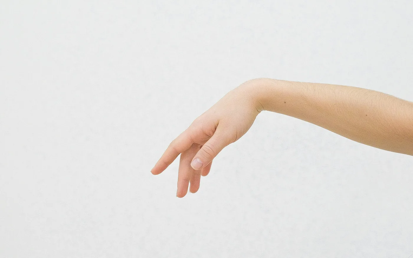 A finger that catches or locks as it bends and straightens